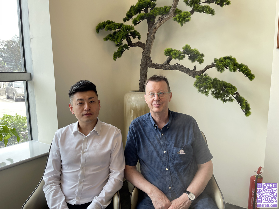 5星海集团营销中心市场部副部长汪浩先生与国际钢琴制造专家Kevin先生交谈.JPG