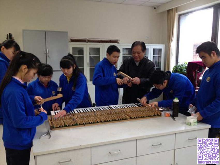 3 1991年北京市盲人学校钢琴调律职业高中正式成立.jpg