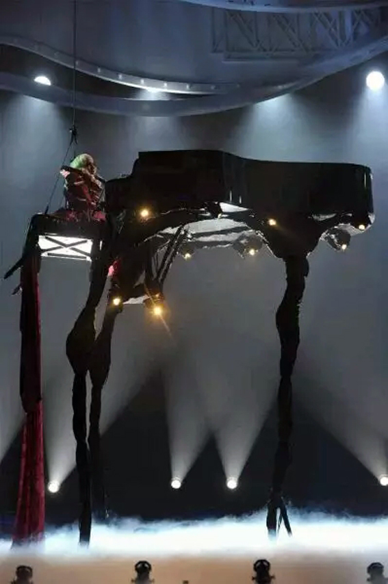 那些年lady gaga用过的奇葩钢琴,颠覆你的世界观! 180319