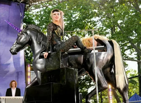 那些年lady gaga用过的奇葩钢琴,颠覆你的世界观! 180319